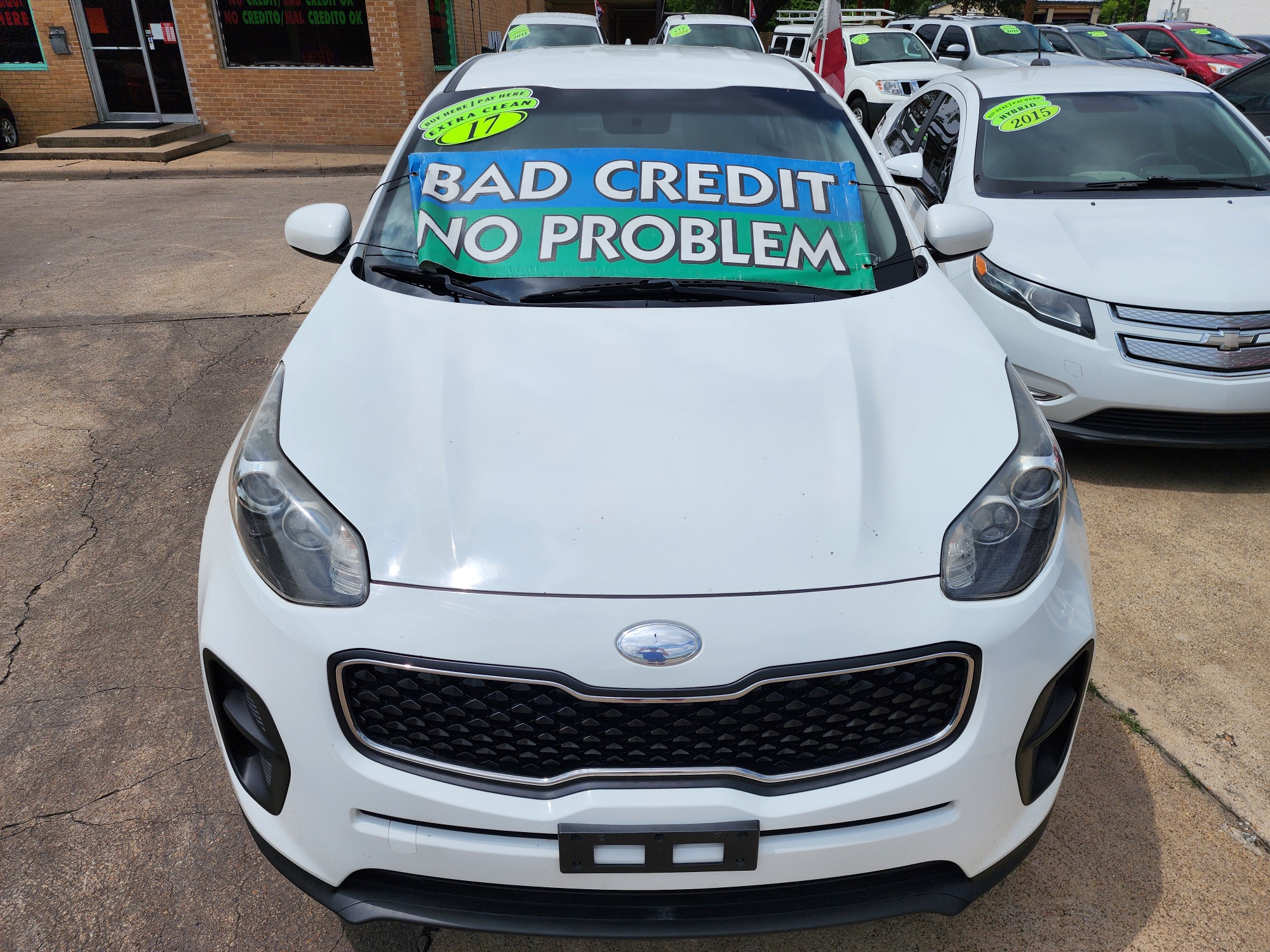 2017 WHITE Kia Sportage LX (KNDPM3AC2H7) with an 2.4L V6 DOHC 24V engine, 6A transmission, located at 2660 S.Garland Avenue, Garland, TX, 75041, (469) 298-3118, 32.885387, -96.656776 - Welcome to DallasAutos4Less, one of the Premier BUY HERE PAY HERE Dealers in the North Dallas Area. We specialize in financing to people with NO CREDIT or BAD CREDIT. We need proof of income, proof of residence, and a ID. Come buy your new car from us today!! This is a SUPER CLEAN 2017 KIA SPORTA - Photo #8